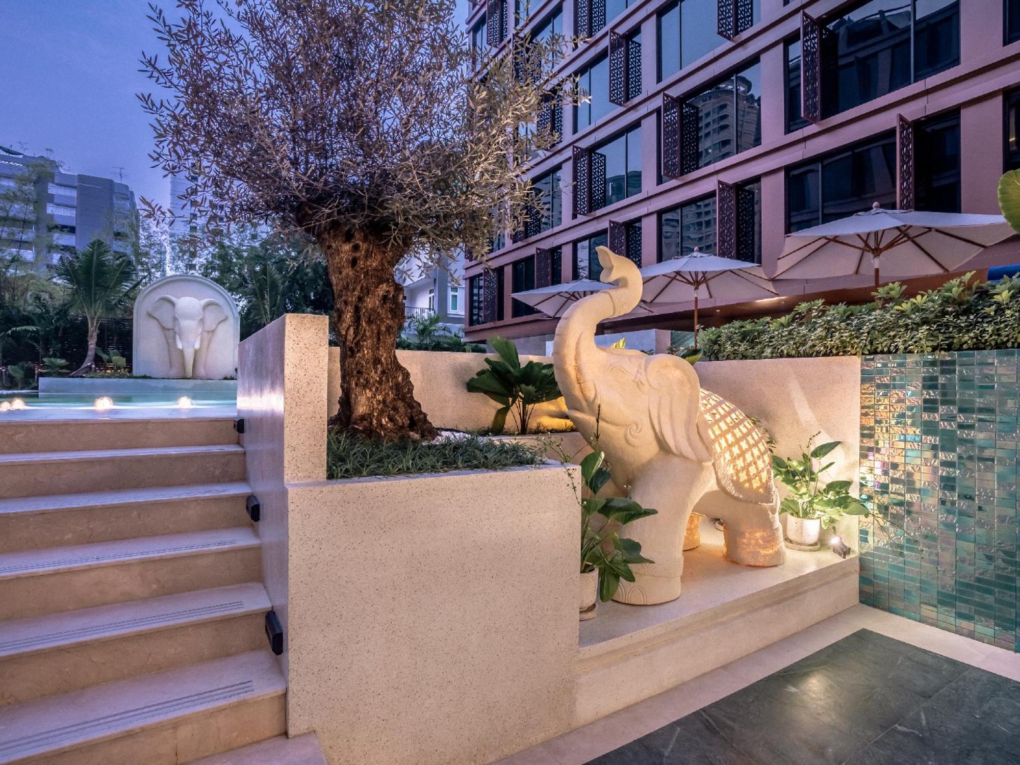 Nysa Hotel Bangkok Sukhumvit 11 Екстериор снимка The hotel's pool