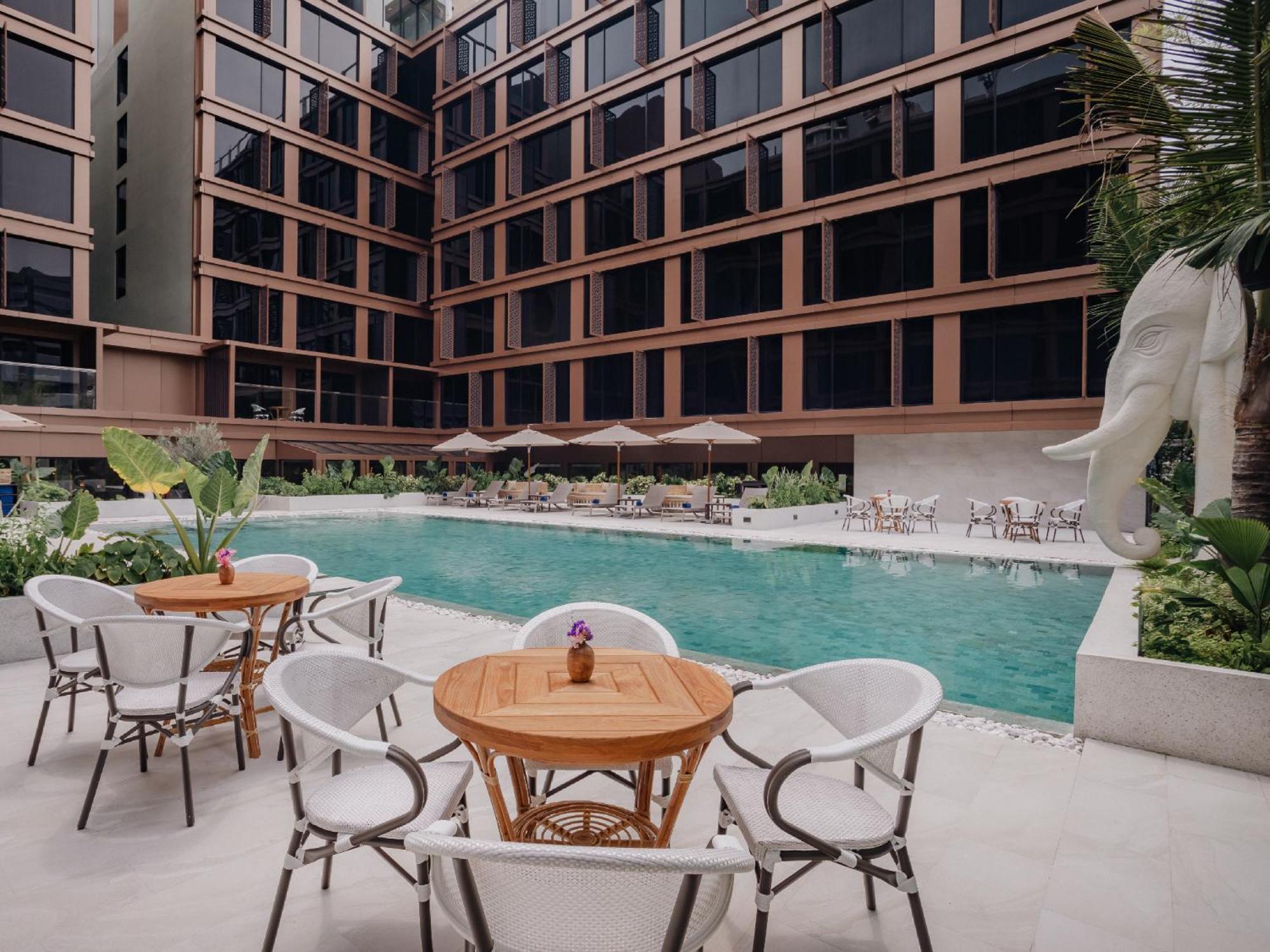 Nysa Hotel Bangkok Sukhumvit 11 Екстериор снимка The swimming pool at the hotel