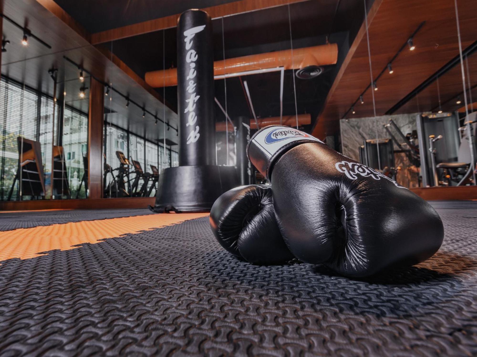 Nysa Hotel Bangkok Sukhumvit 11 Екстериор снимка A pair of boxing gloves