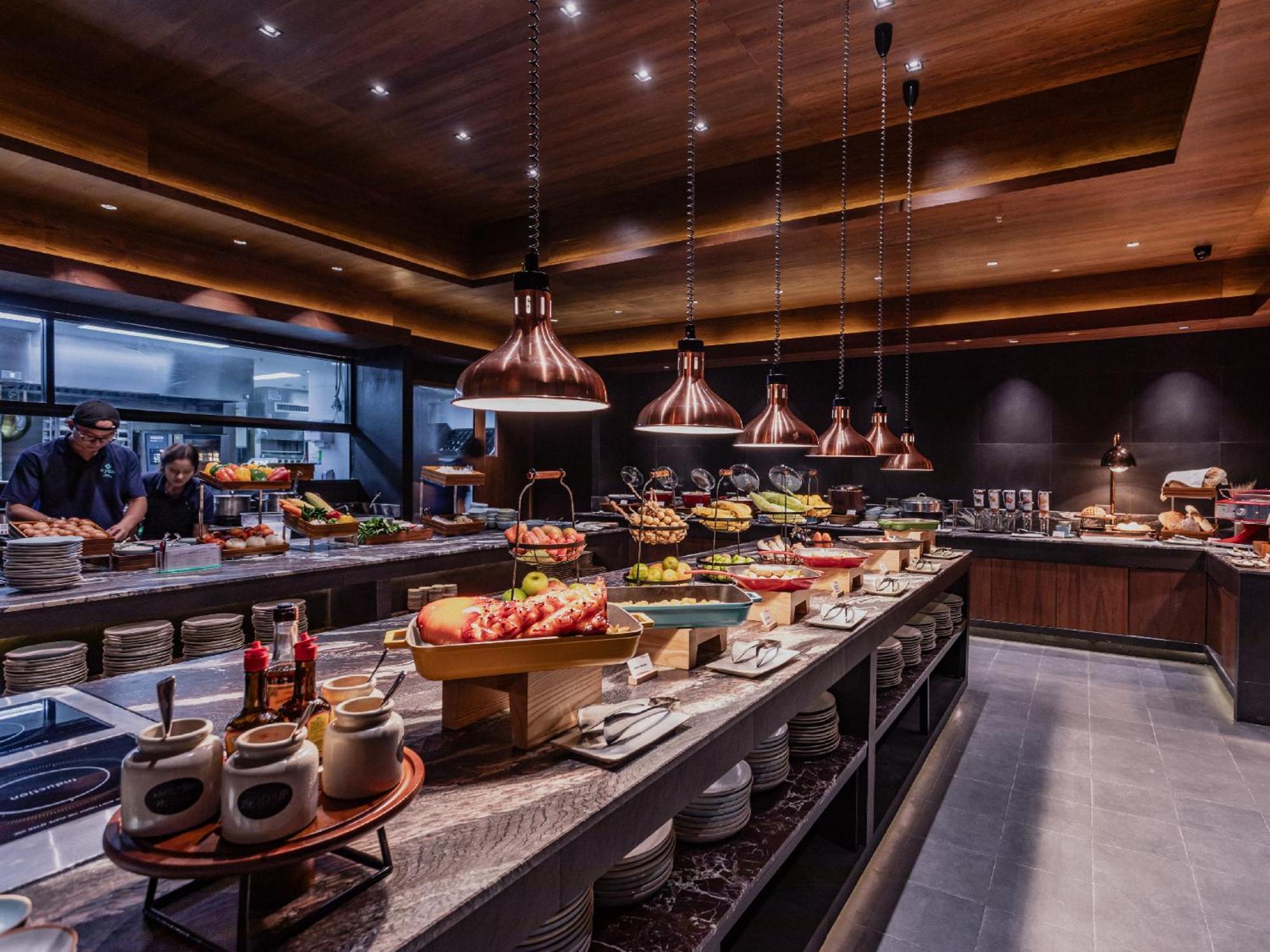 Nysa Hotel Bangkok Sukhumvit 11 Екстериор снимка The buffet at the restaurant