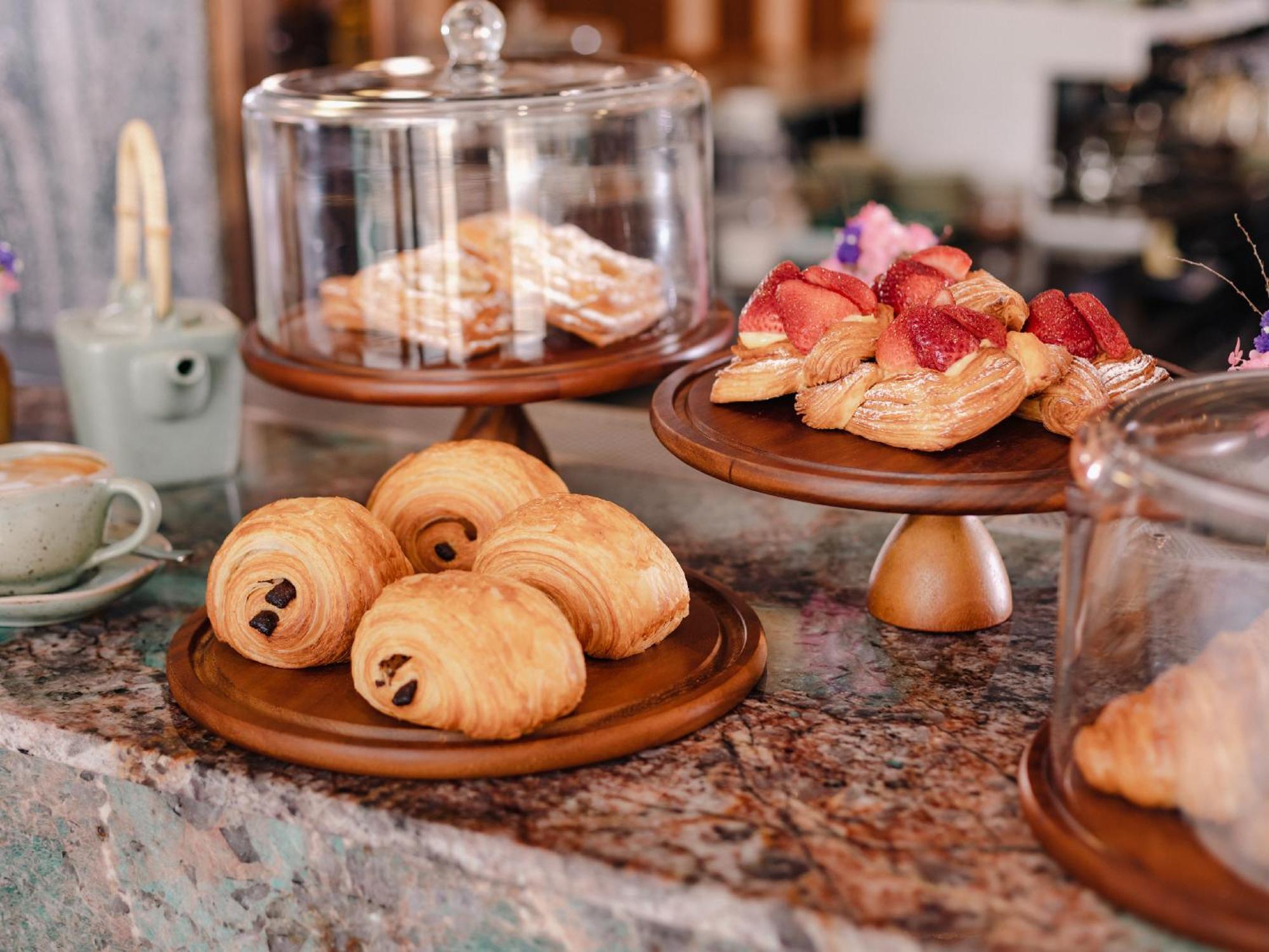 Nysa Hotel Bangkok Sukhumvit 11 Екстериор снимка Pastries at a café