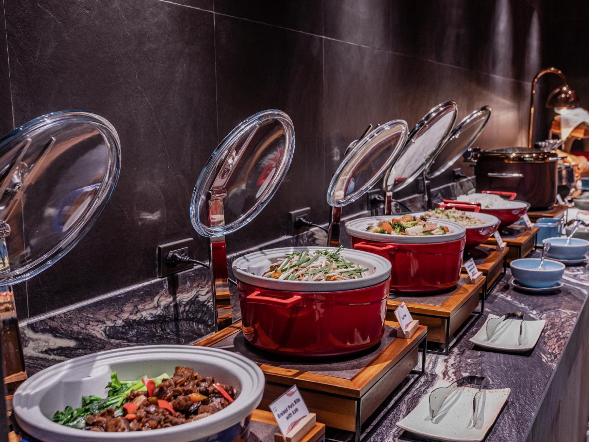 Nysa Hotel Bangkok Sukhumvit 11 Екстериор снимка A buffet at a hotel