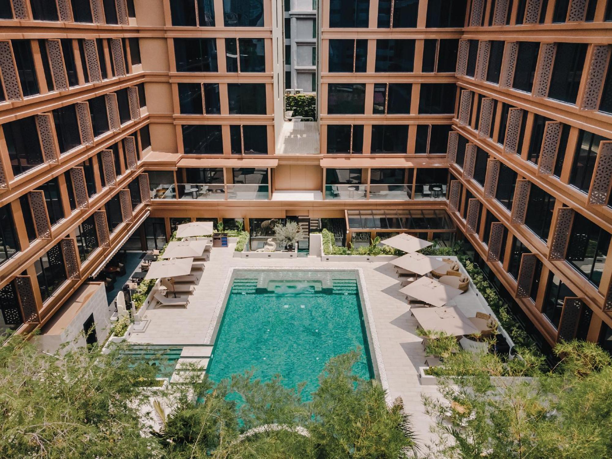 Nysa Hotel Bangkok Sukhumvit 11 Екстериор снимка The hotel's courtyard