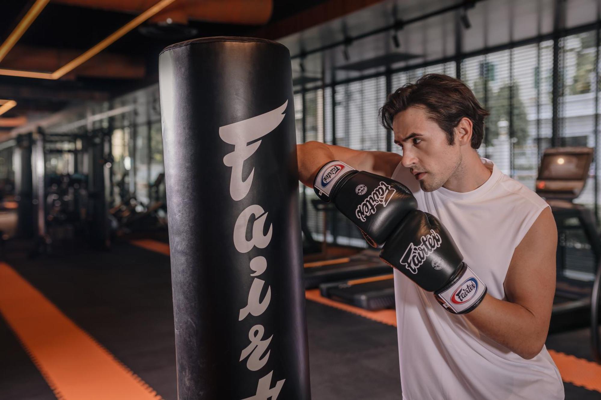 Nysa Hotel Bangkok Sukhumvit 11 Екстериор снимка A boxer training with a heavy bag