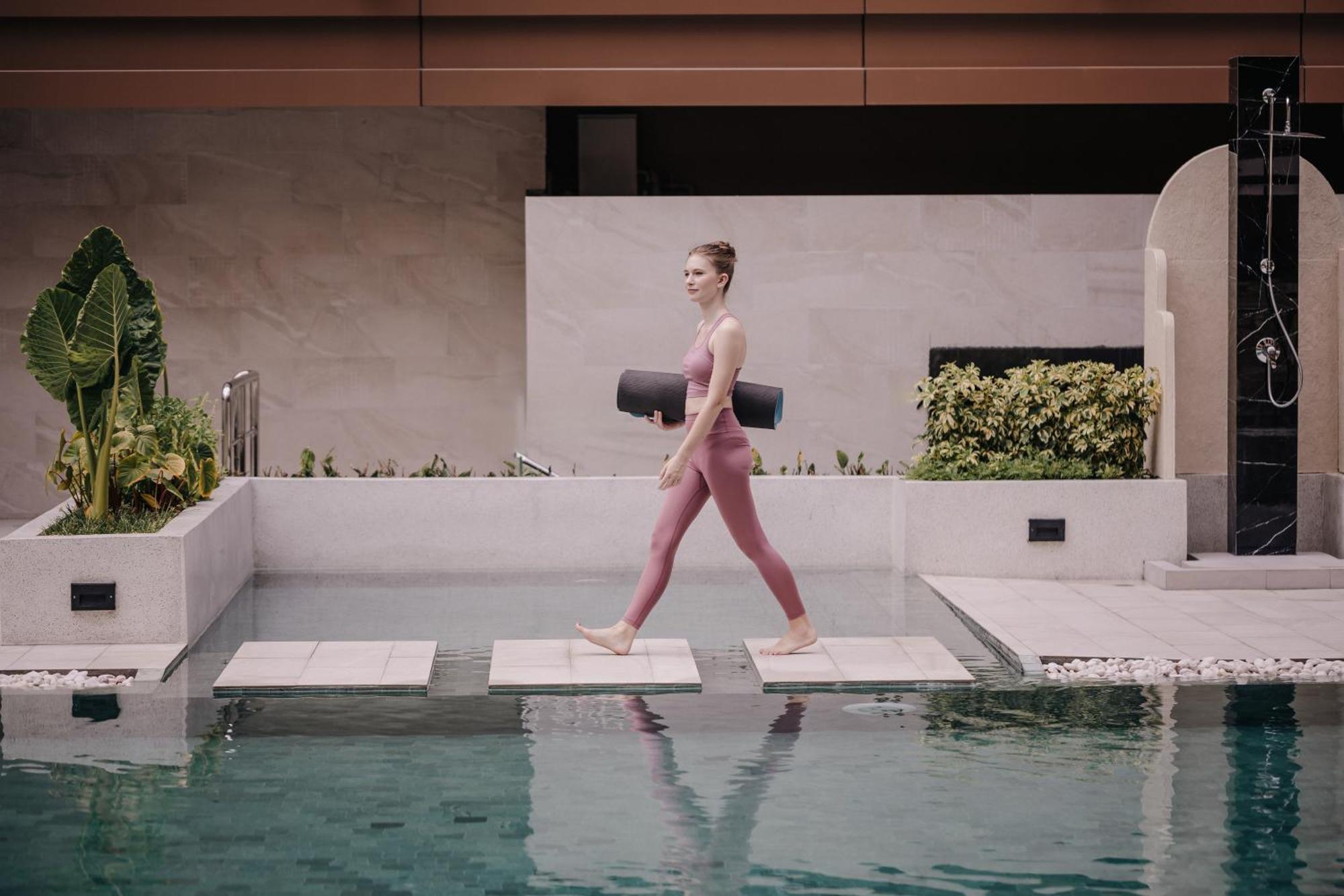 Nysa Hotel Bangkok Sukhumvit 11 Екстериор снимка A woman walking on a stepping stone