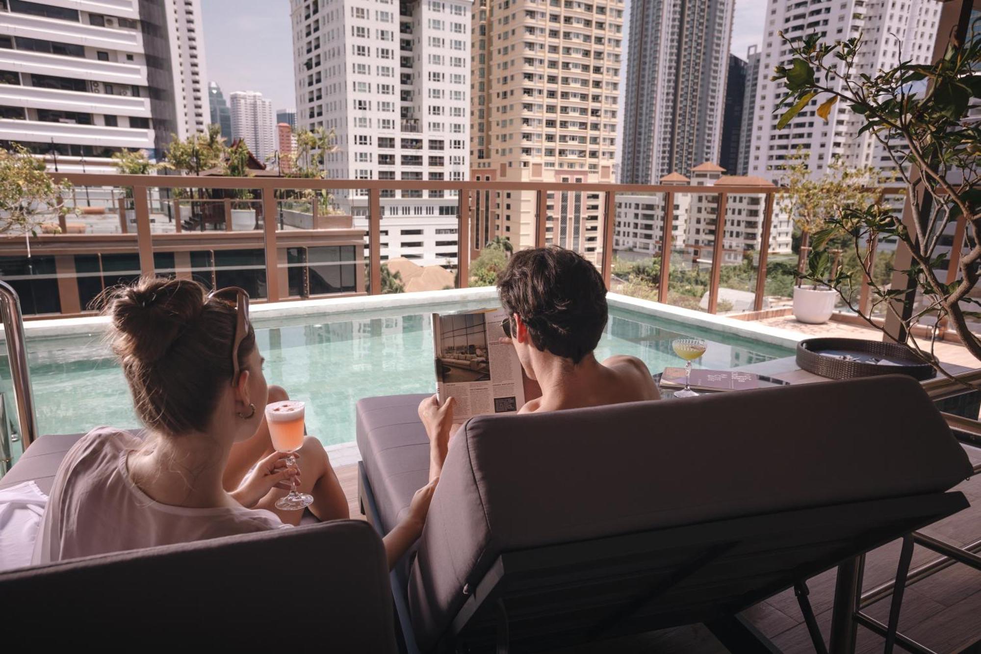 Nysa Hotel Bangkok Sukhumvit 11 Екстериор снимка The rooftop pool at the hotel