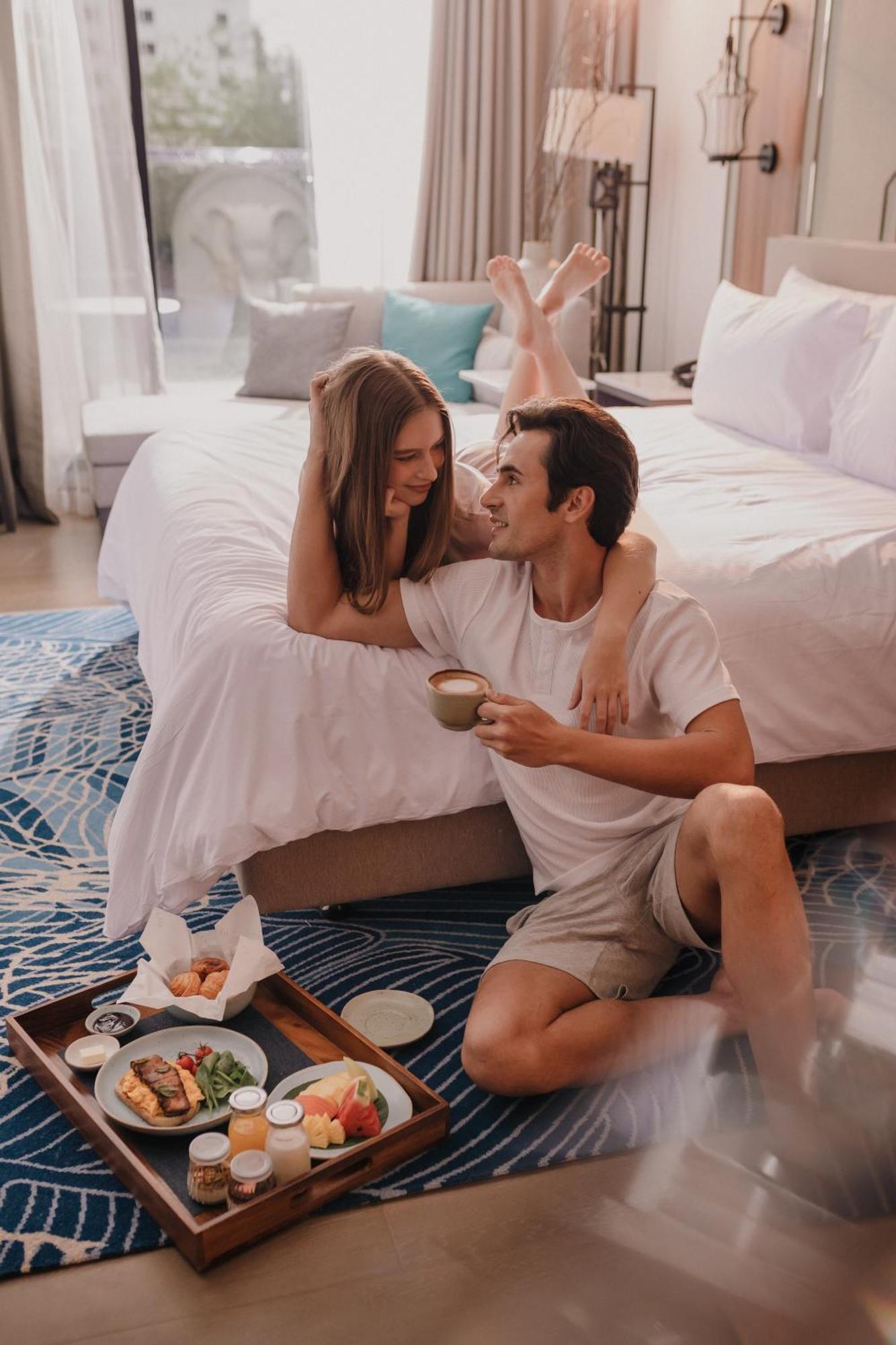 Nysa Hotel Bangkok Sukhumvit 11 Екстериор снимка Romantic couple in a hotel room