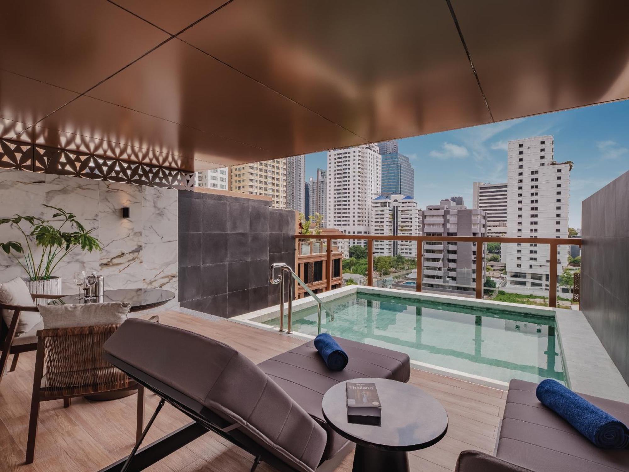 Nysa Hotel Bangkok Sukhumvit 11 Екстериор снимка The hotel's rooftop pool