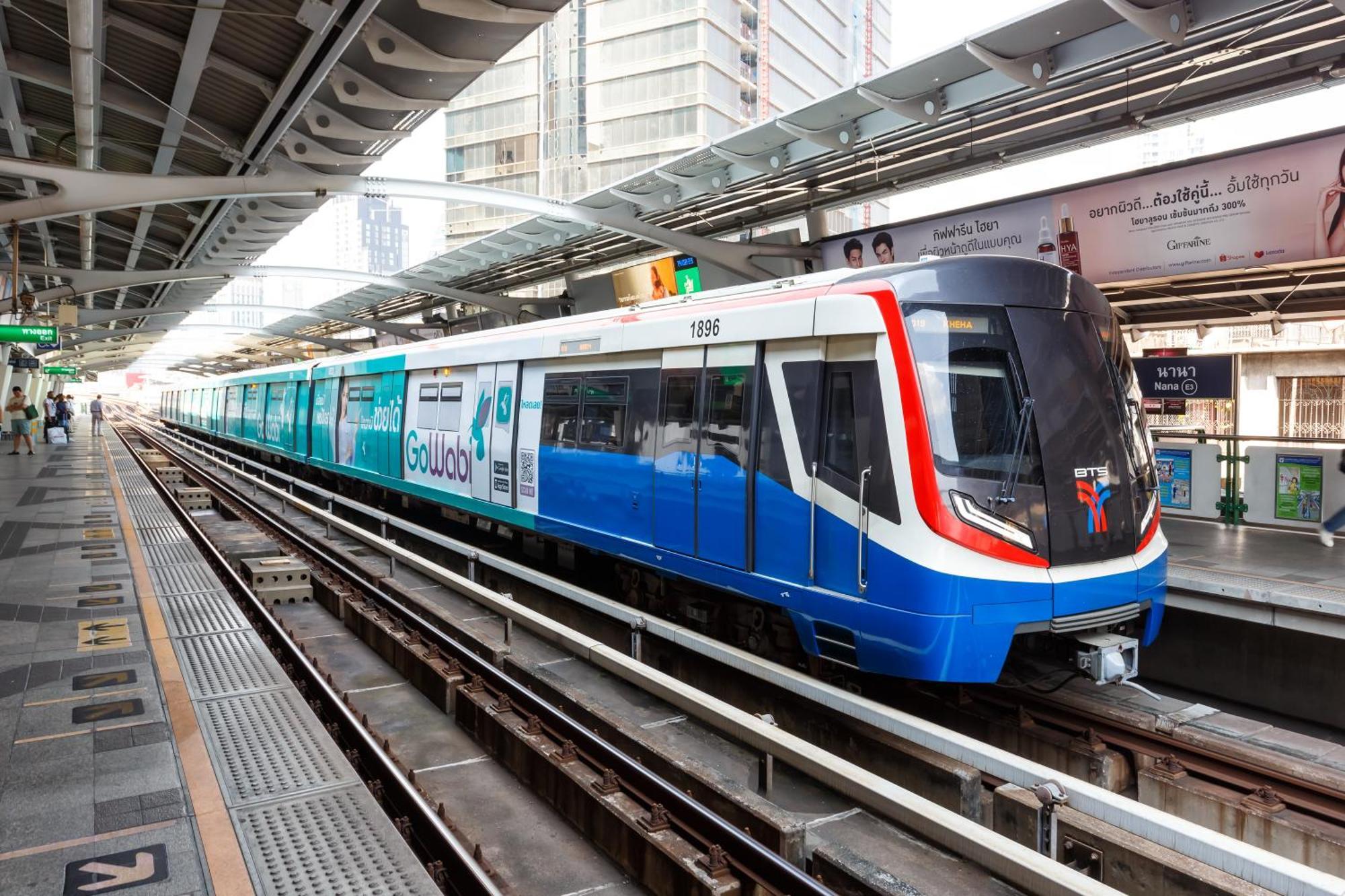 Nysa Hotel Bangkok Sukhumvit 11 Екстериор снимка A Blue Line train at Huai Khrai