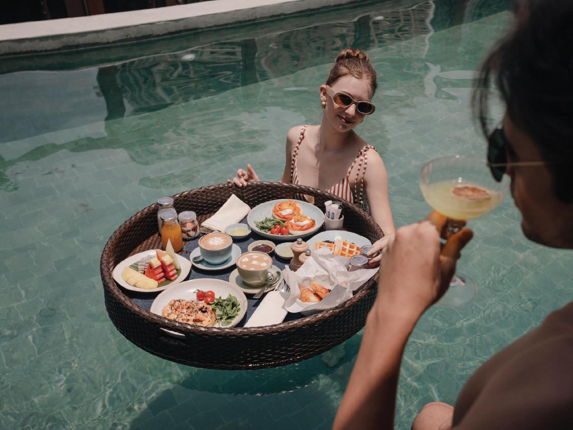 Nysa Hotel Bangkok Sukhumvit 11 Екстериор снимка Floating breakfast at Alila Villas Uluwatu